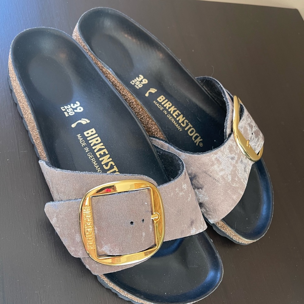 Madrid big Buckle grey velour with gold accents
